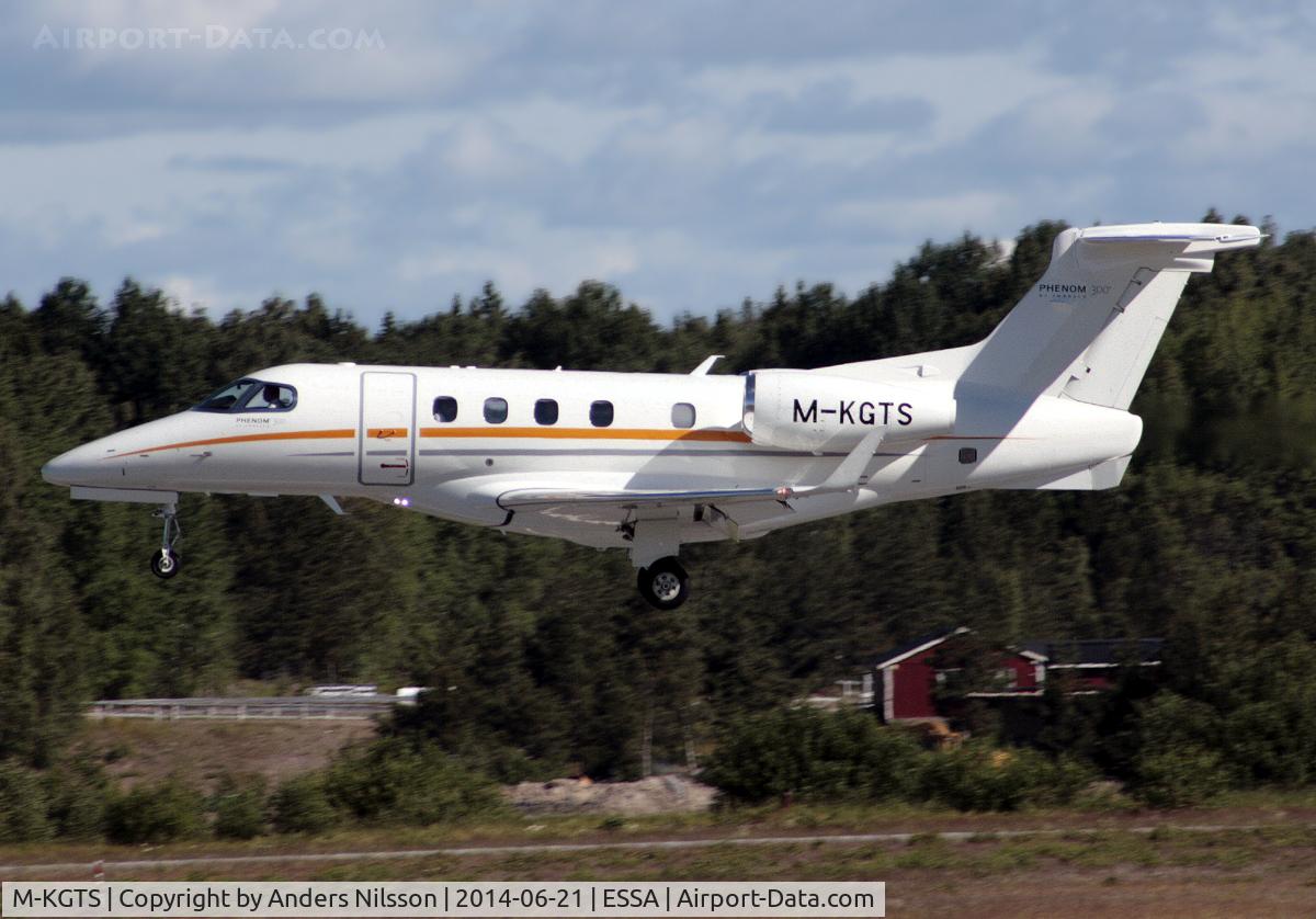 M-KGTS, 2014 Embraer EMB-505 Phenom 300 C/N 50500206, On final approach for runway 26.