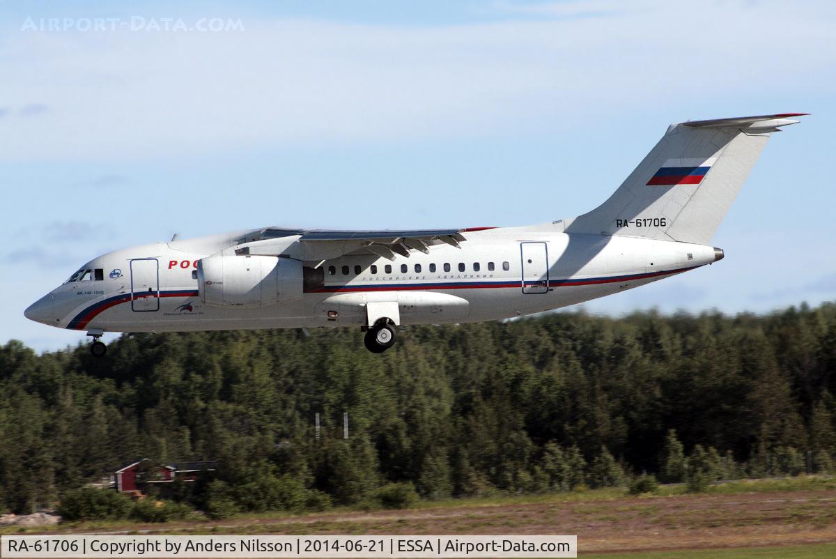 RA-61706, 2010 Antonov An-148 C/N 4009, On short final for runway 26.