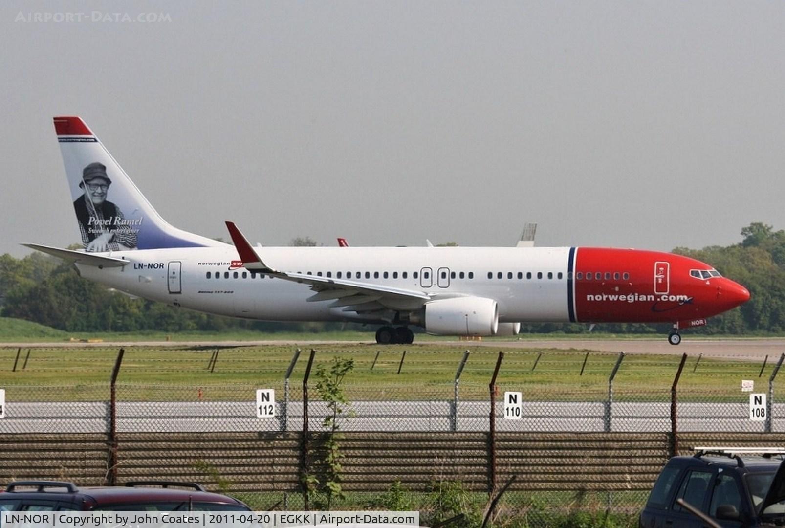 LN-NOR, 2011 Boeing 737-81D C/N 39412, Departing