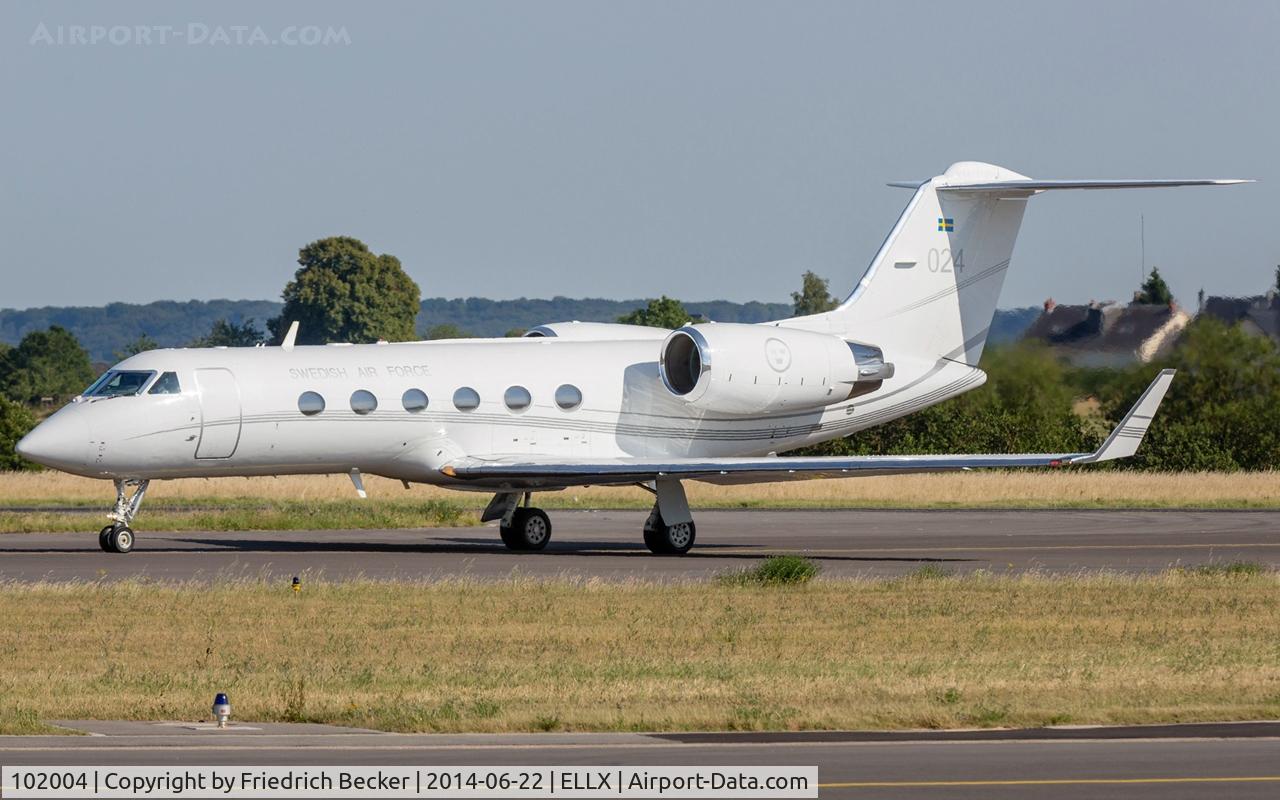 102004, Gulfstream Aerospace Tp102C (Gulfstream IV) C/N 1274, vacating the runway after touchdoen