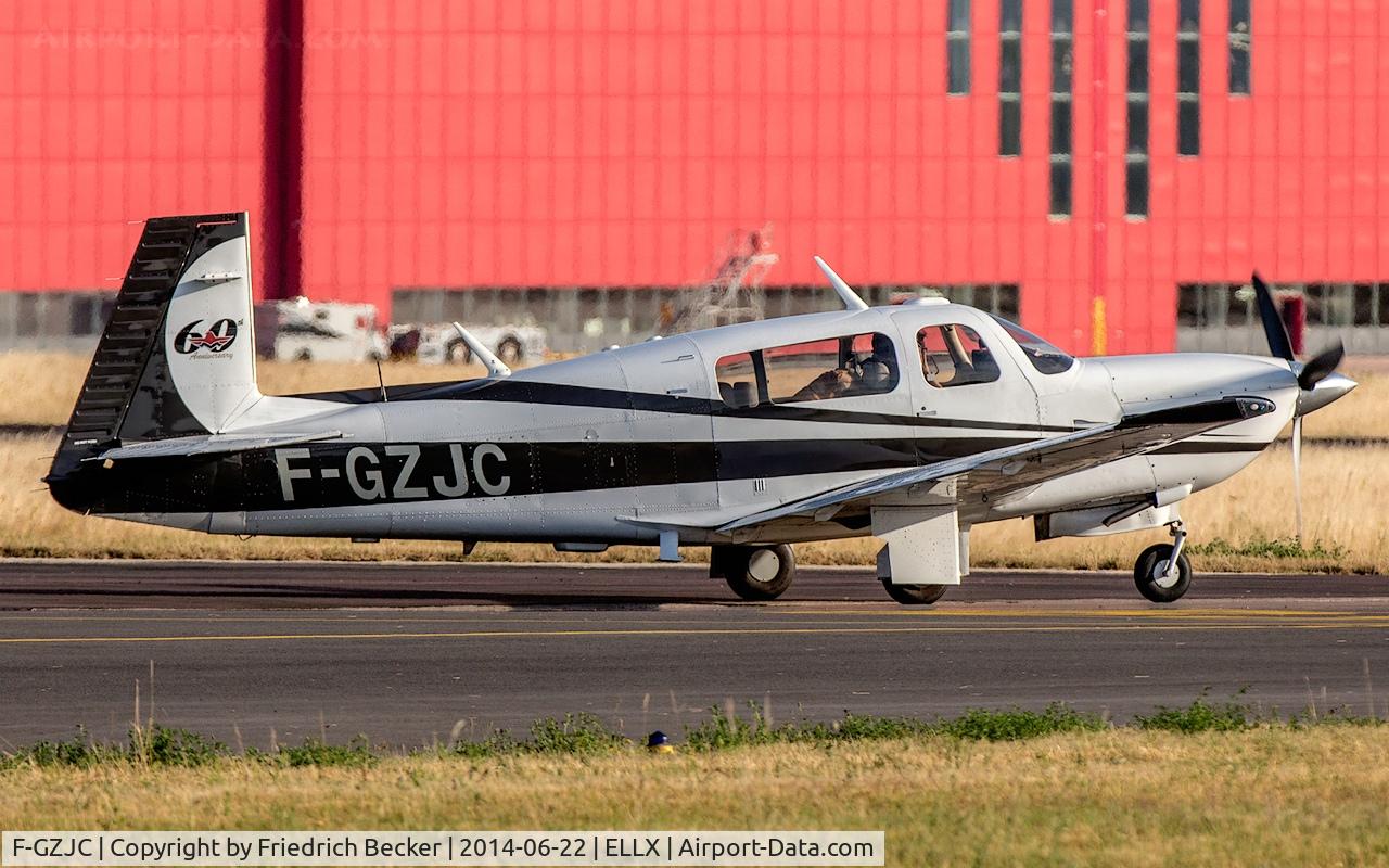 F-GZJC, 2006 Mooney M20R Ovation C/N 29-0424, taxying to the GA apron