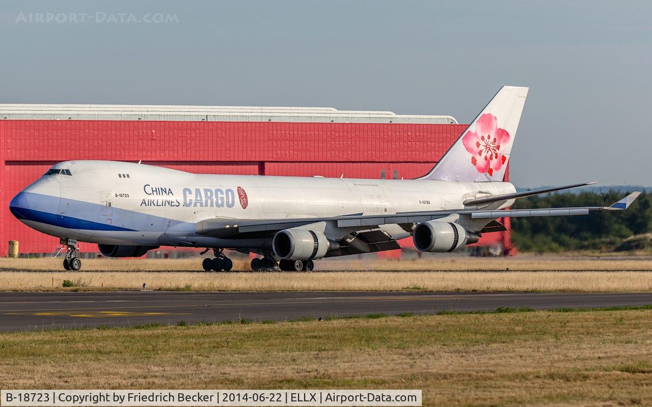 B-18723, 2006 Boeing 747-409F C/N 34266, decelerating after touchdown