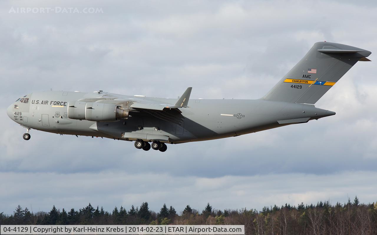 04-4129, 2004 Boeing C-17A Globemaster III C/N P-129, final RWY 26