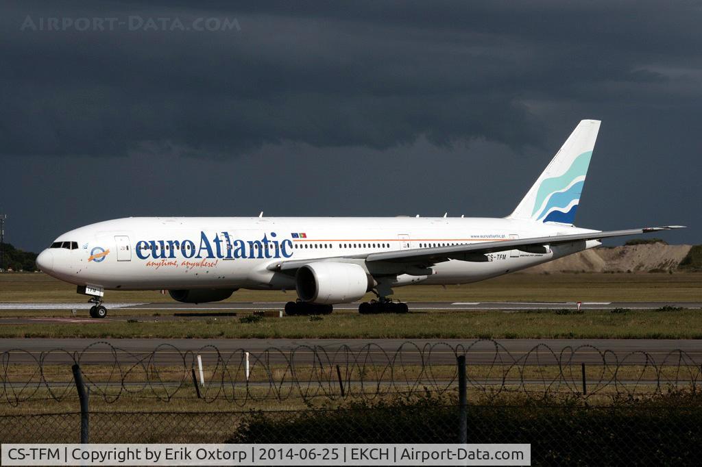 CS-TFM, 1998 Boeing 777-212/ER C/N 28513, CS-TFM just arrived on rw 04L