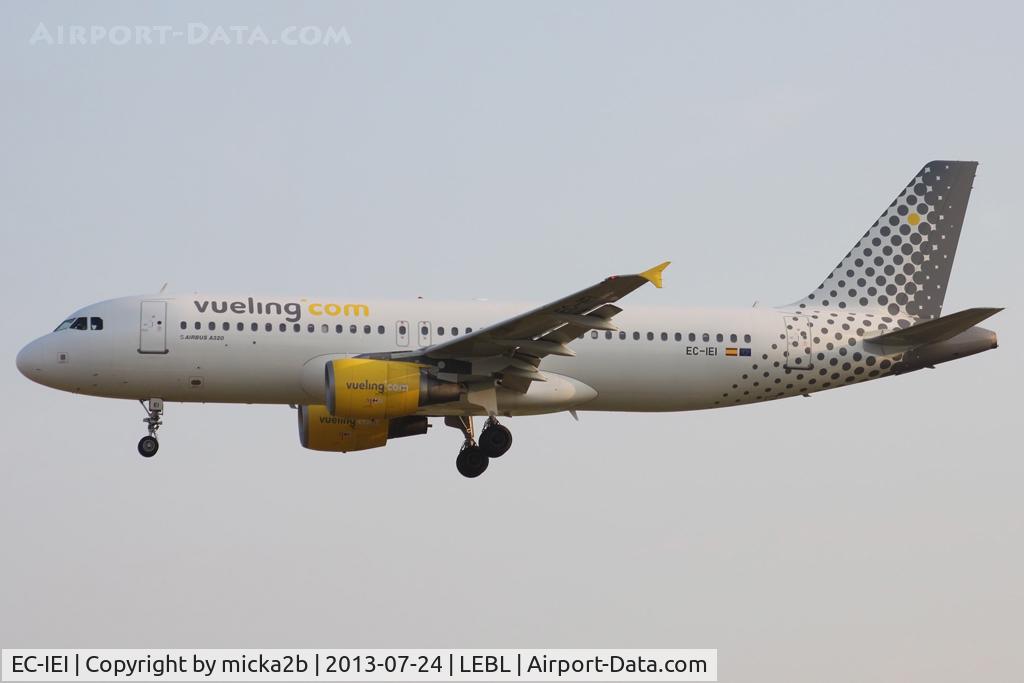 EC-IEI, 2001 Airbus A320-214 C/N 1694, Landing