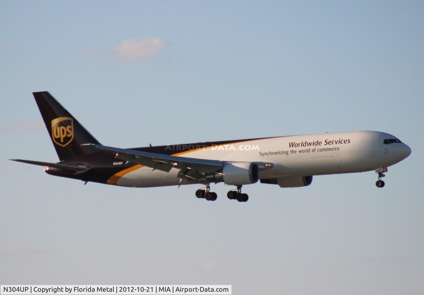 N304UP, 1995 Boeing 767-34AFER C/N 27242, UPS 767-300