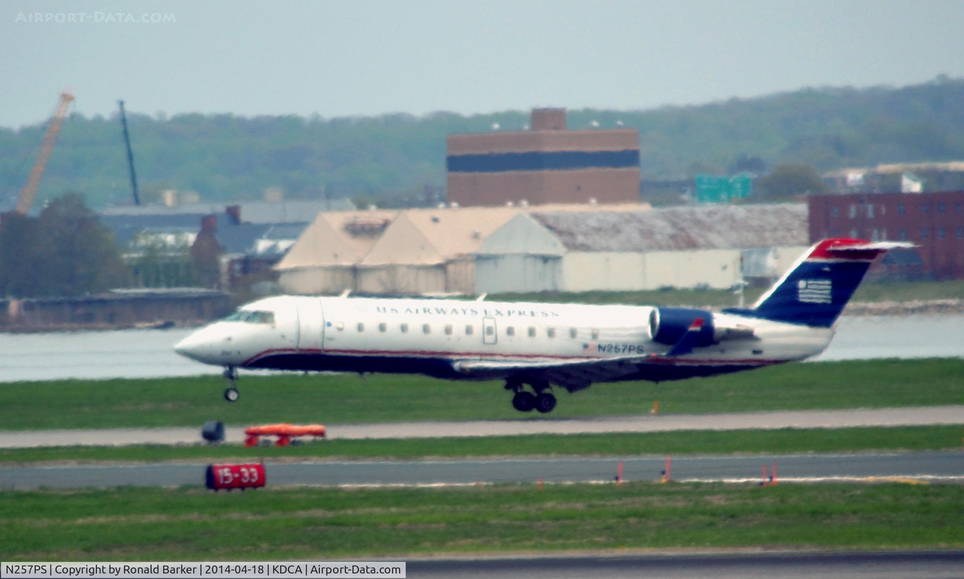 N257PS, 2004 Bombardier CRJ-200ER (CL-600-2B19) C/N 7939, Landing National Airport