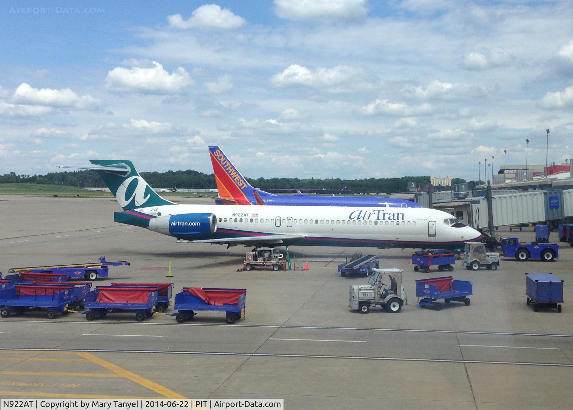 N922AT, 2005 Boeing 717-200 C/N 55050, @ gate @ PIT