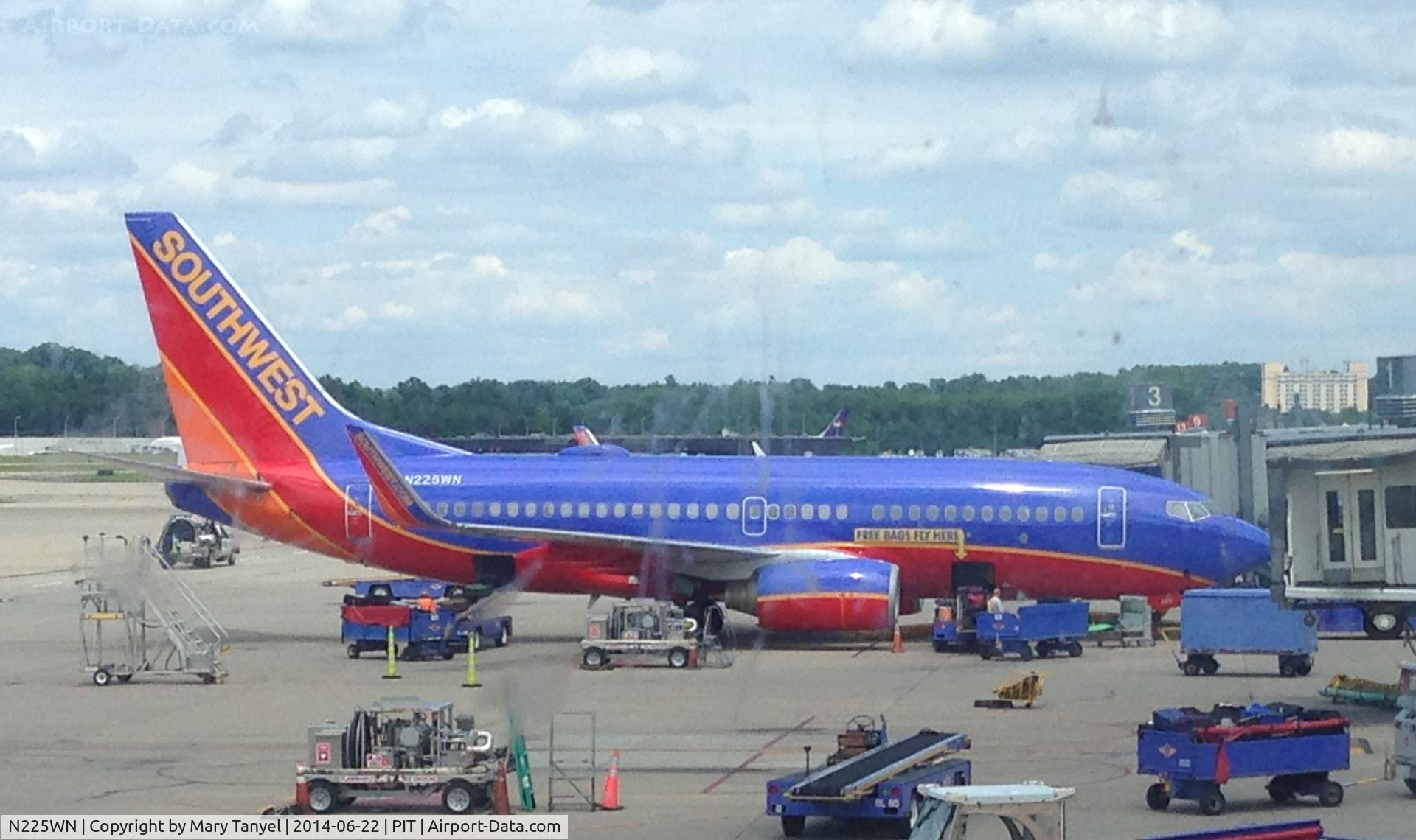 N225WN, 2005 Boeing 737-7H4 C/N 34333, @ gate @ PIT