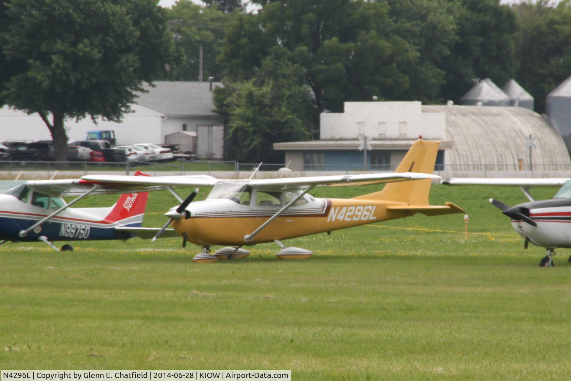 N4296L, 1966 Cessna 172G C/N 17254365, Itinerant in for the air show