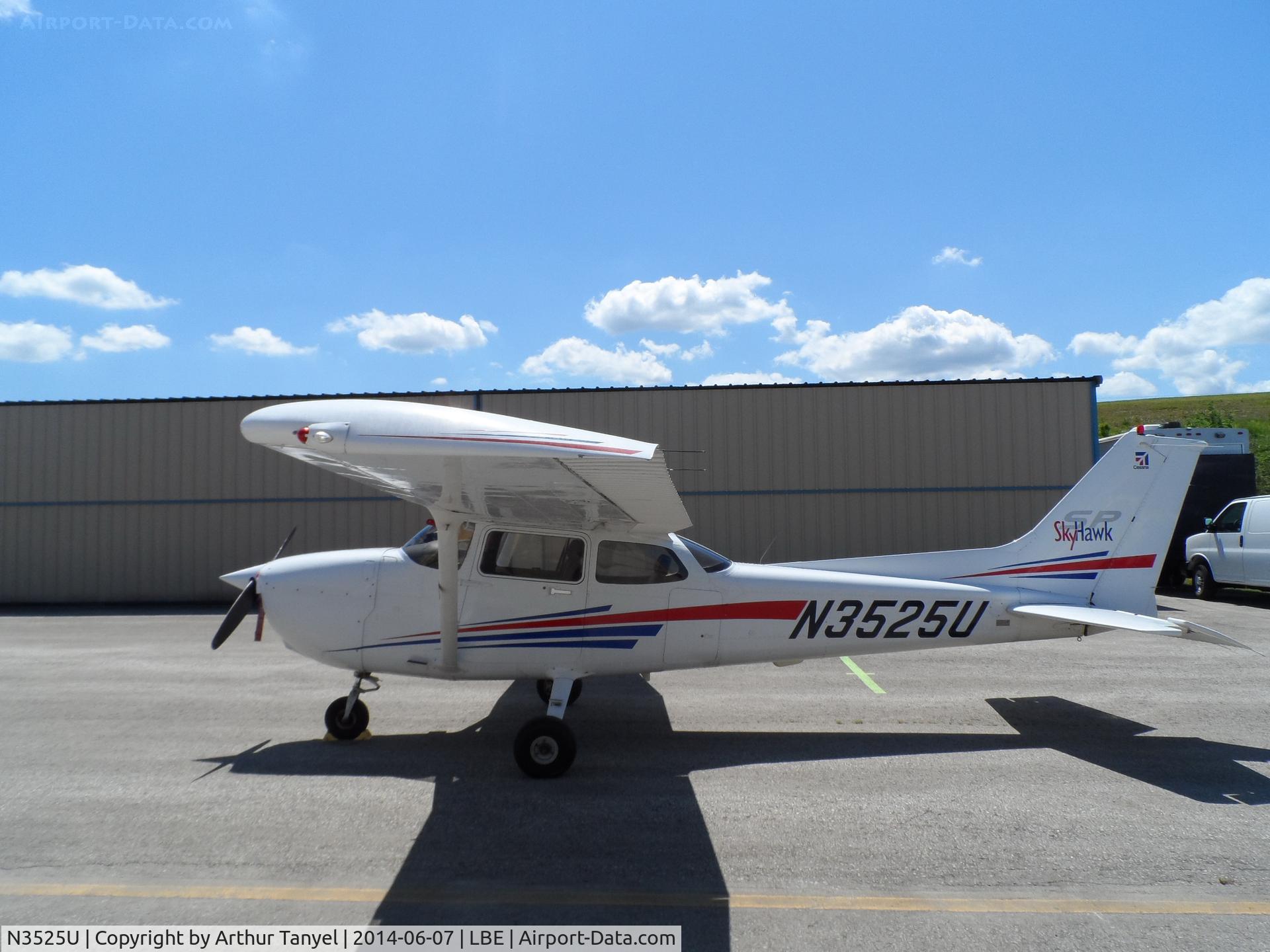 N3525U, 2001 Cessna 172S C/N 172S8826, On display @ the Westmoreland County Airshow