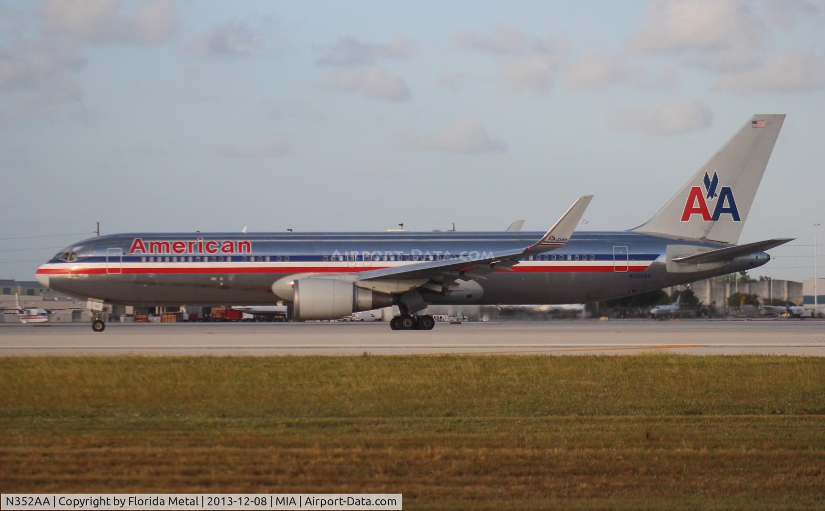 N352AA, 1988 Boeing 767-323ER C/N 24033, American 767-300