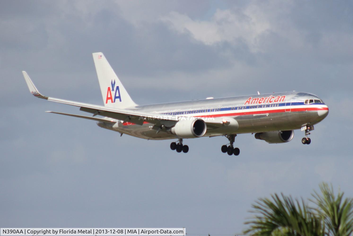 N390AA, 1995 Boeing 767-323 C/N 27450, American 767-300