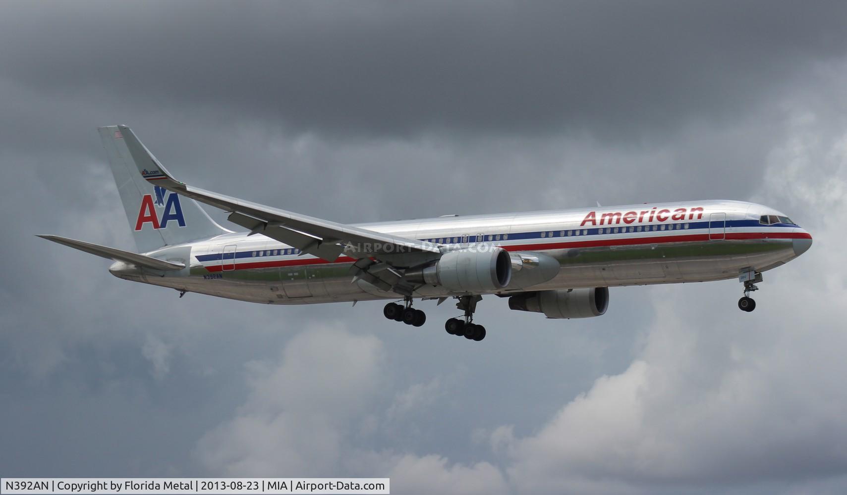 N392AN, 1998 Boeing 767-323 C/N 29429, American 767-300