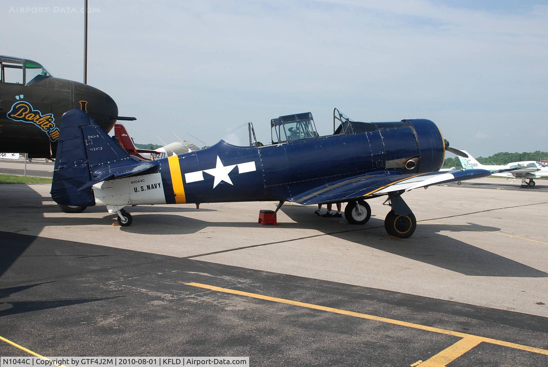 N1044C, North American SNJ-6 Texan C/N 121-43042, N1044C  in USN c/s at Fon du Lac 1.8.10