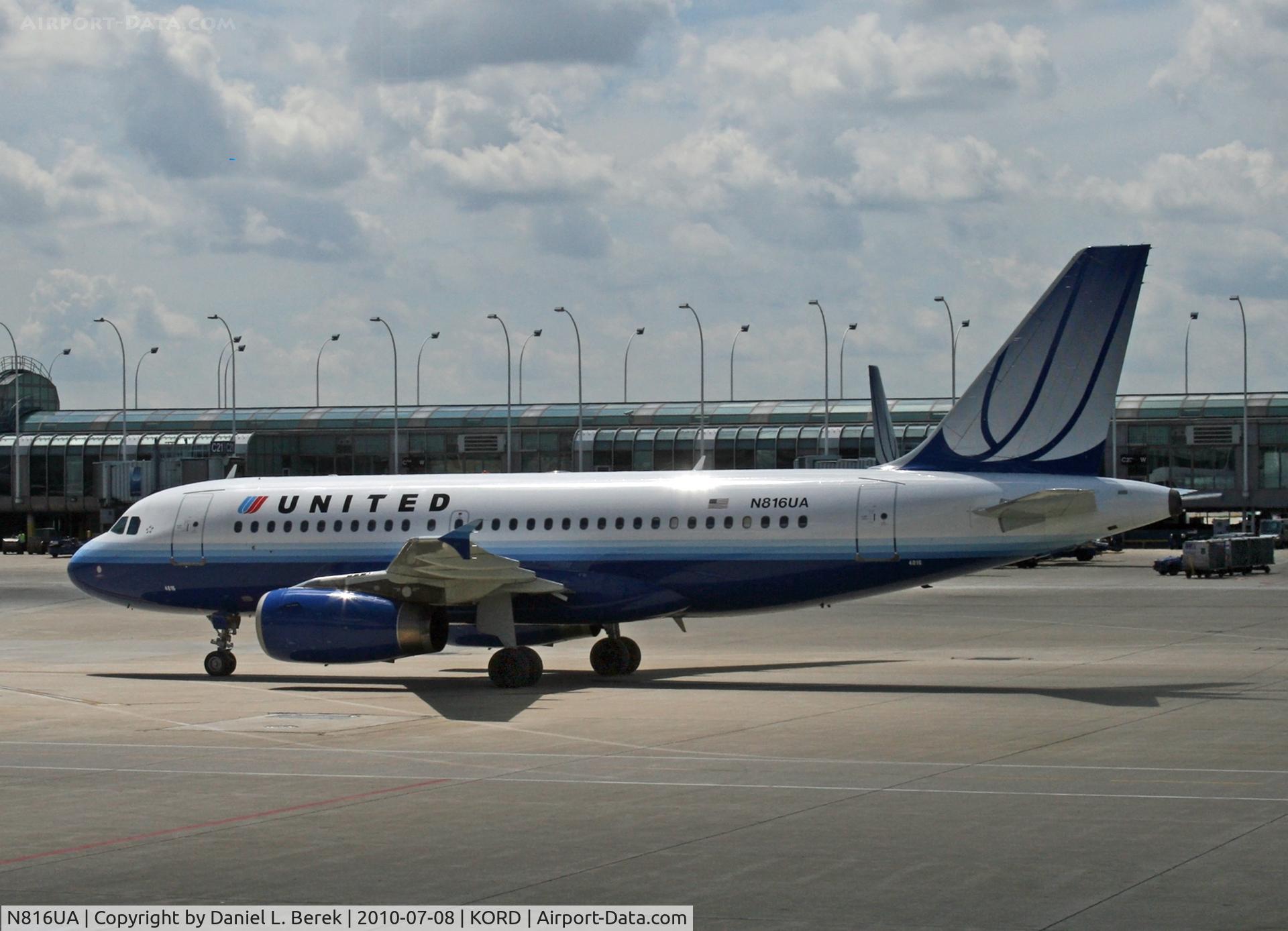 N816UA, 1998 Airbus A319-131 C/N 871, A United Airbus taxies by at O'Hare in the short-lived livery before the merger with Continental.