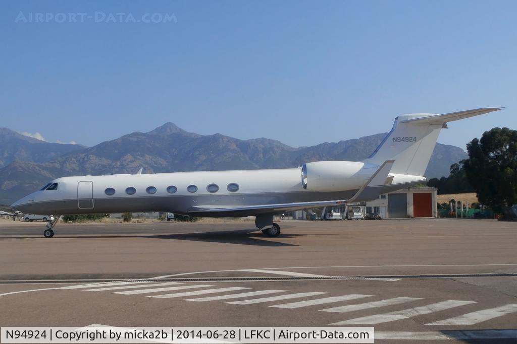 N94924, 2009 Gulfstream Aerospace GV-SP (G550) C/N 5255, Parked