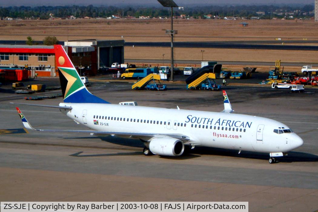 ZS-SJE, 2000 Boeing 737-85F C/N 28830, Boeing 737-85F [28830] (South African Airways) Johannesburg Int~ZS 08/10/2003