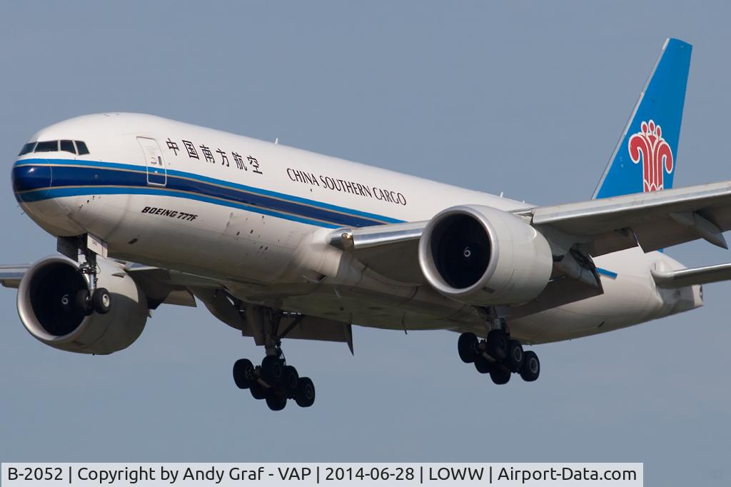 B-2052, 1996 Boeing 777-21B C/N 27358, China Southern 777-200