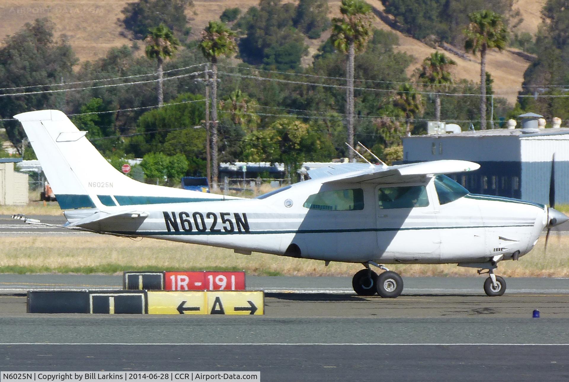 N6025N, 1978 Cessna T210M Turbo Centurion C/N 21062893, Visitor leaving