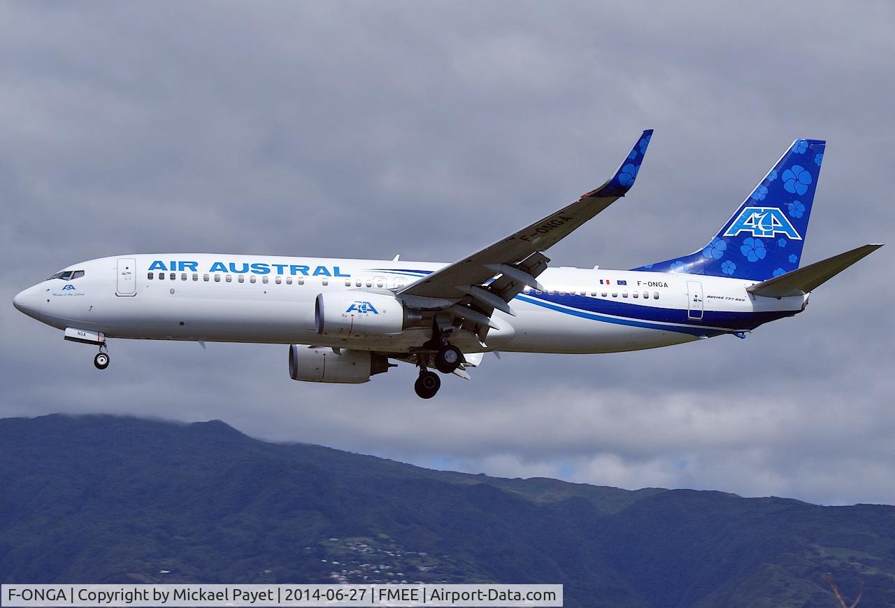 F-ONGA, 2010 Boeing 737-89M C/N 40910, Final for rwy 14