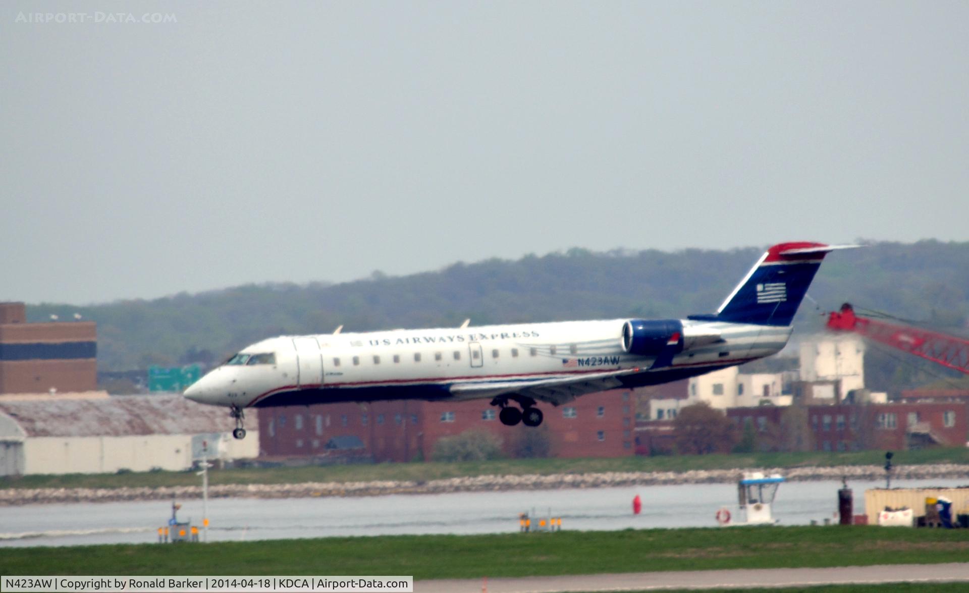 N423AW, 2002 Bombardier CRJ-200LR (CL-600-2B19) C/N 7636, Landing National Airport