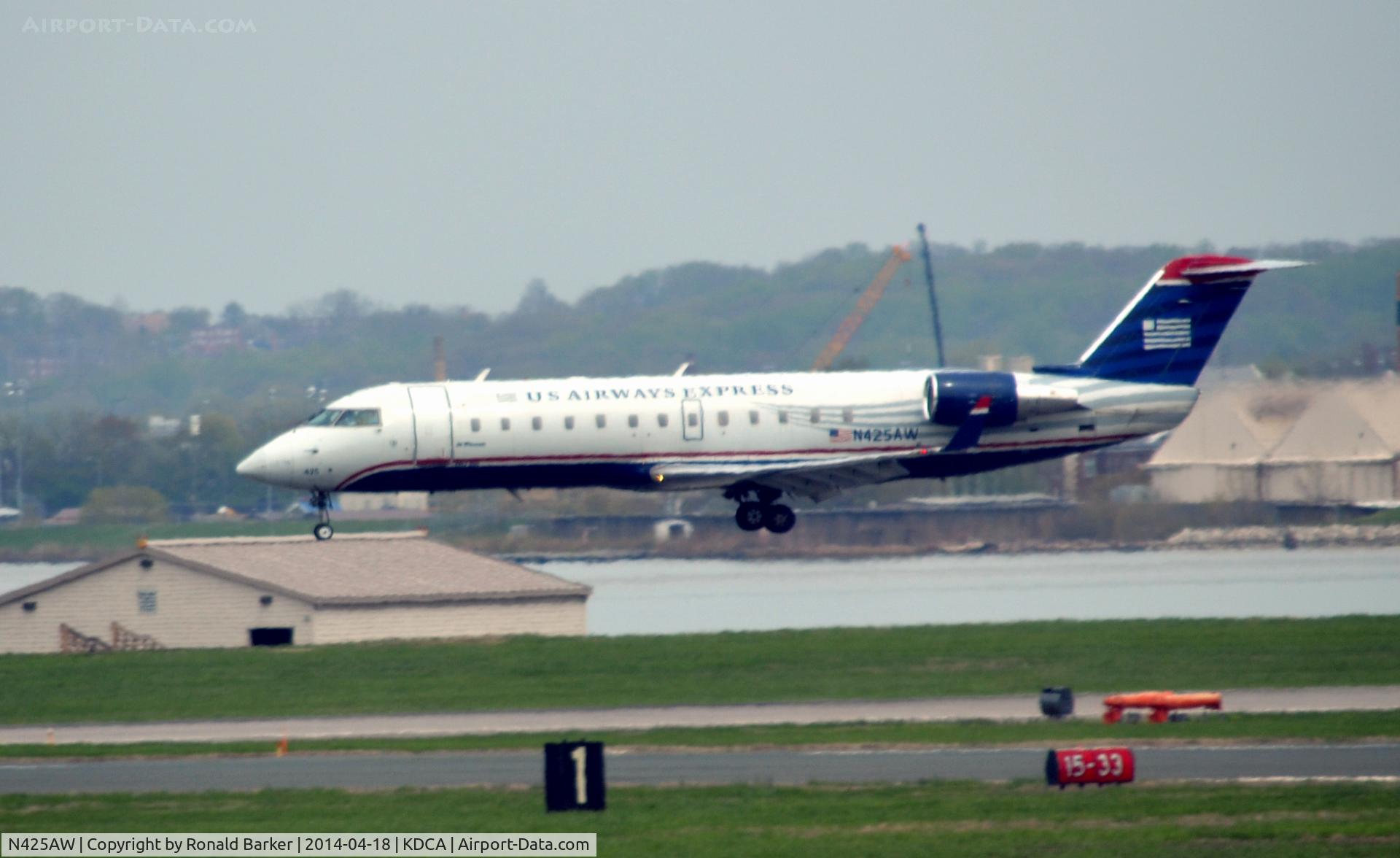 N425AW, 2002 Bombardier CRJ-200LR (CL-600-2B19) C/N 7663, Landing National Airport
