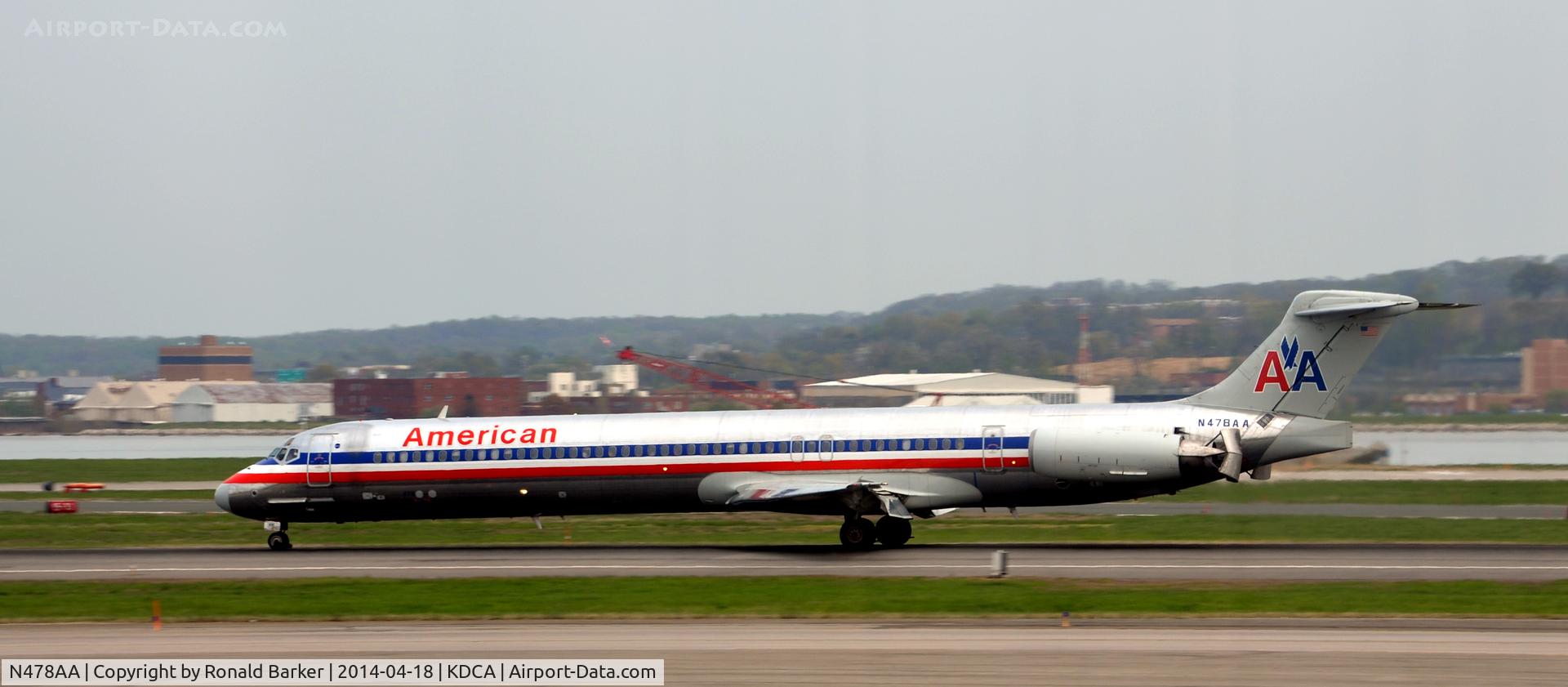 N478AA, 1988 McDonnell Douglas MD-82 (DC-9-82) C/N 49653, Landing roll National Airport