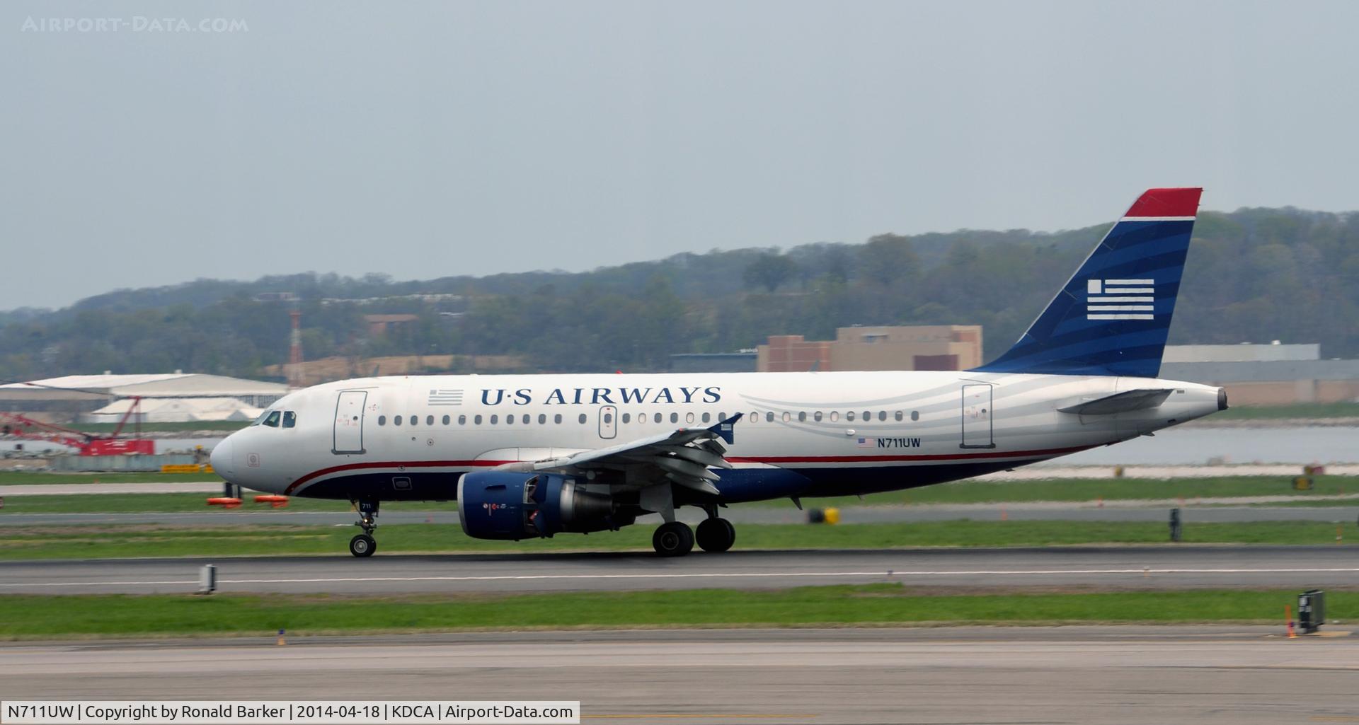 N711UW, 1999 Airbus A319-112 C/N 1033, Landing roll National Airport