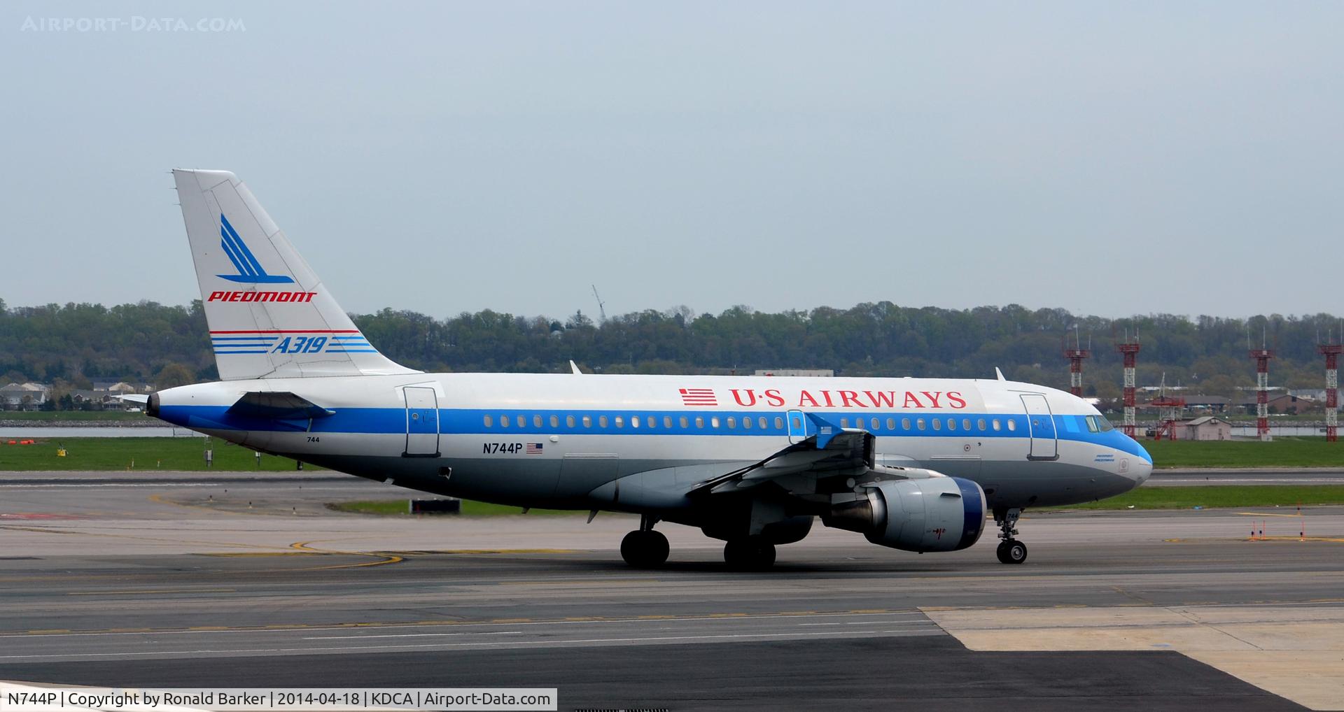 N744P, 2000 Airbus A319-112 C/N 1287, Taxi for takeoff National Airport