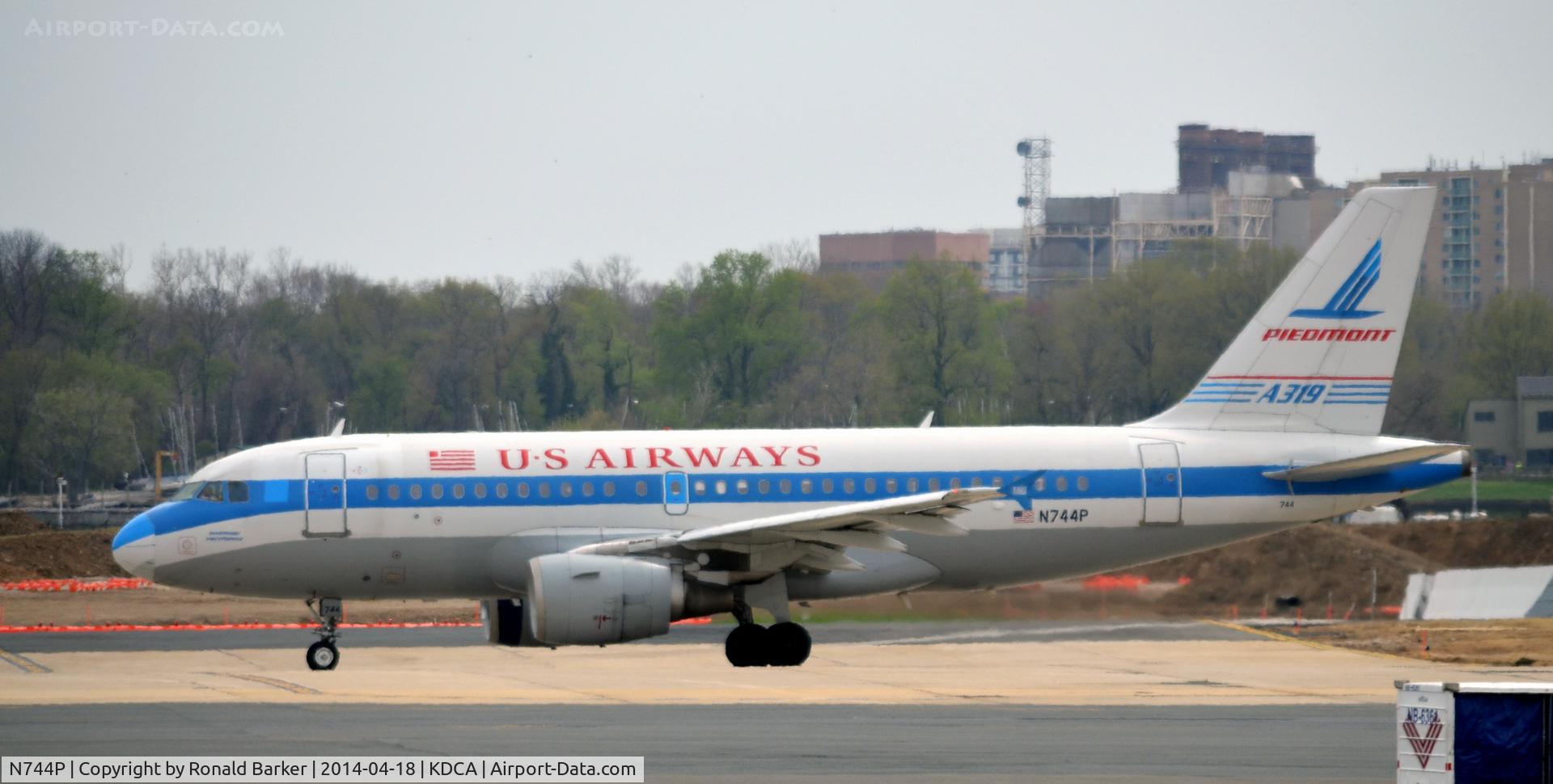 N744P, 2000 Airbus A319-112 C/N 1287, Taxi for takeoff National Airport
