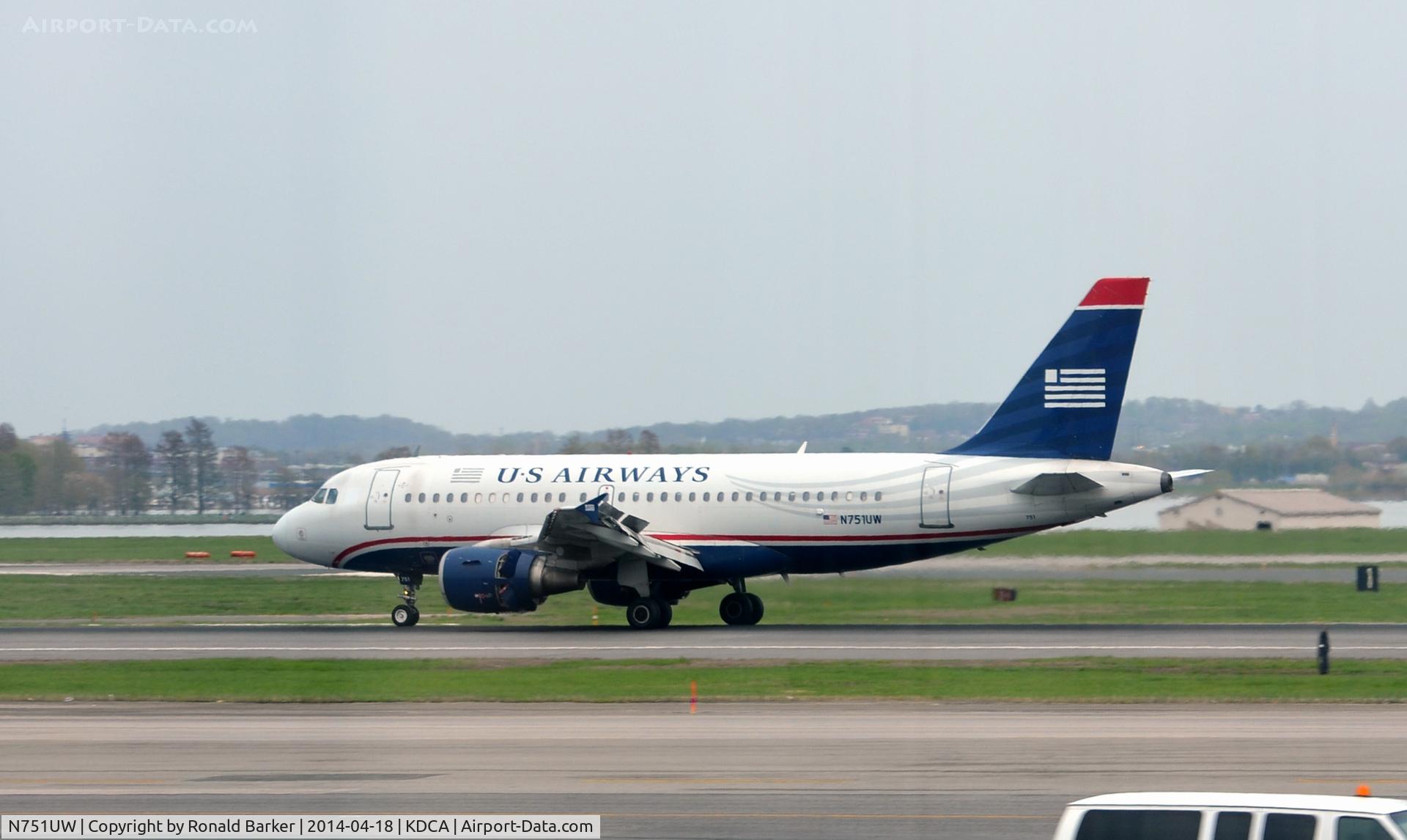 N751UW, 2000 Airbus A319-112 C/N 1317, Landing roll National Airport