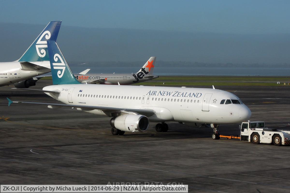 ZK-OJI, 2004 Airbus A320-232 C/N 2297, At Auckland