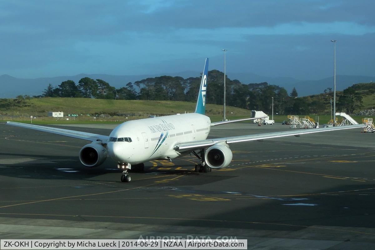 ZK-OKH, 2007 Boeing 777-219/ER C/N 34379, At Auckland
