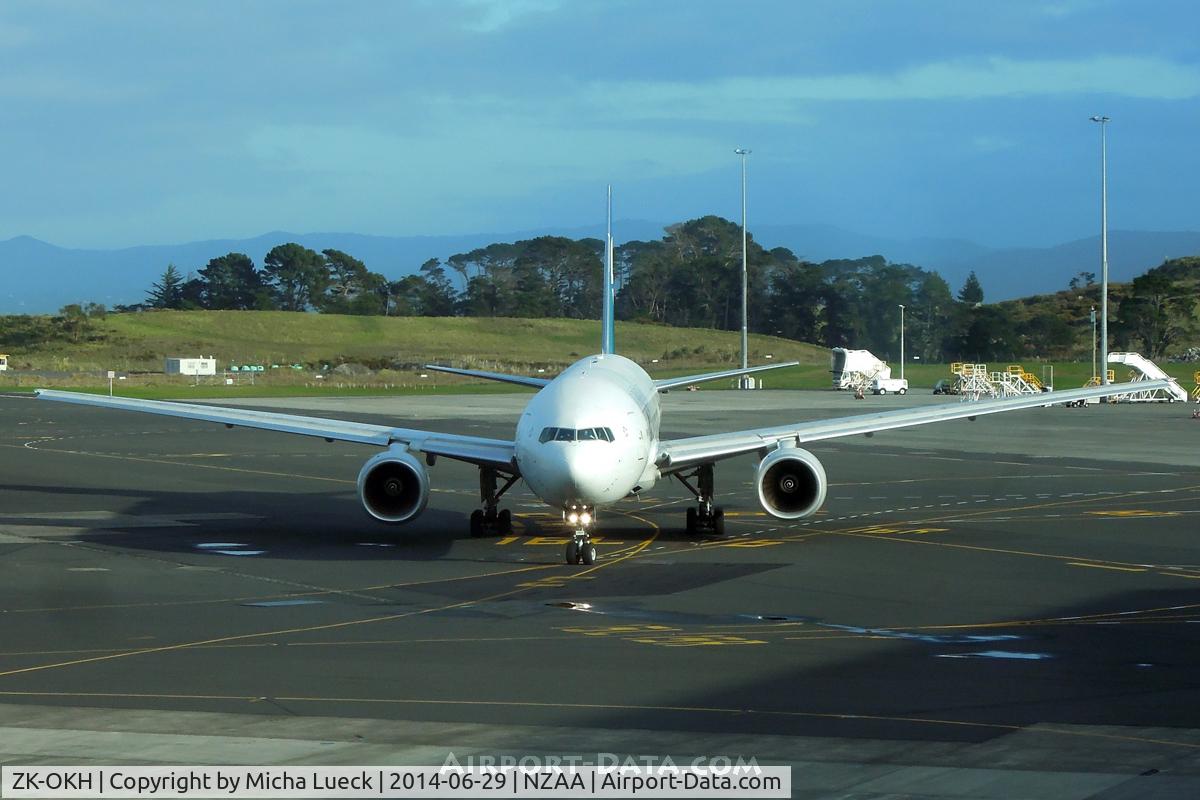 ZK-OKH, 2007 Boeing 777-219/ER C/N 34379, At Auckland
