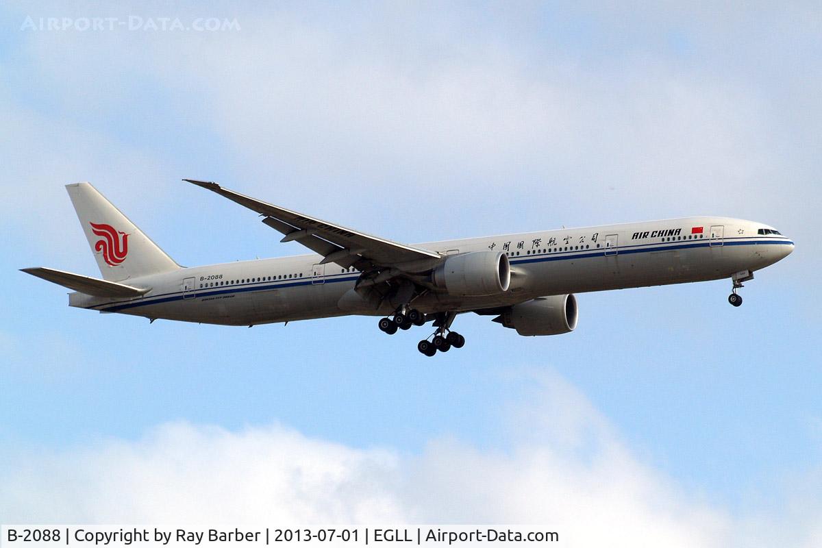 B-2088, 2011 Boeing 777-39L/ER C/N 38668, Boeing 777-39LER [38668] (Air China) Home~G 01/07/2013. On approach 27L.
