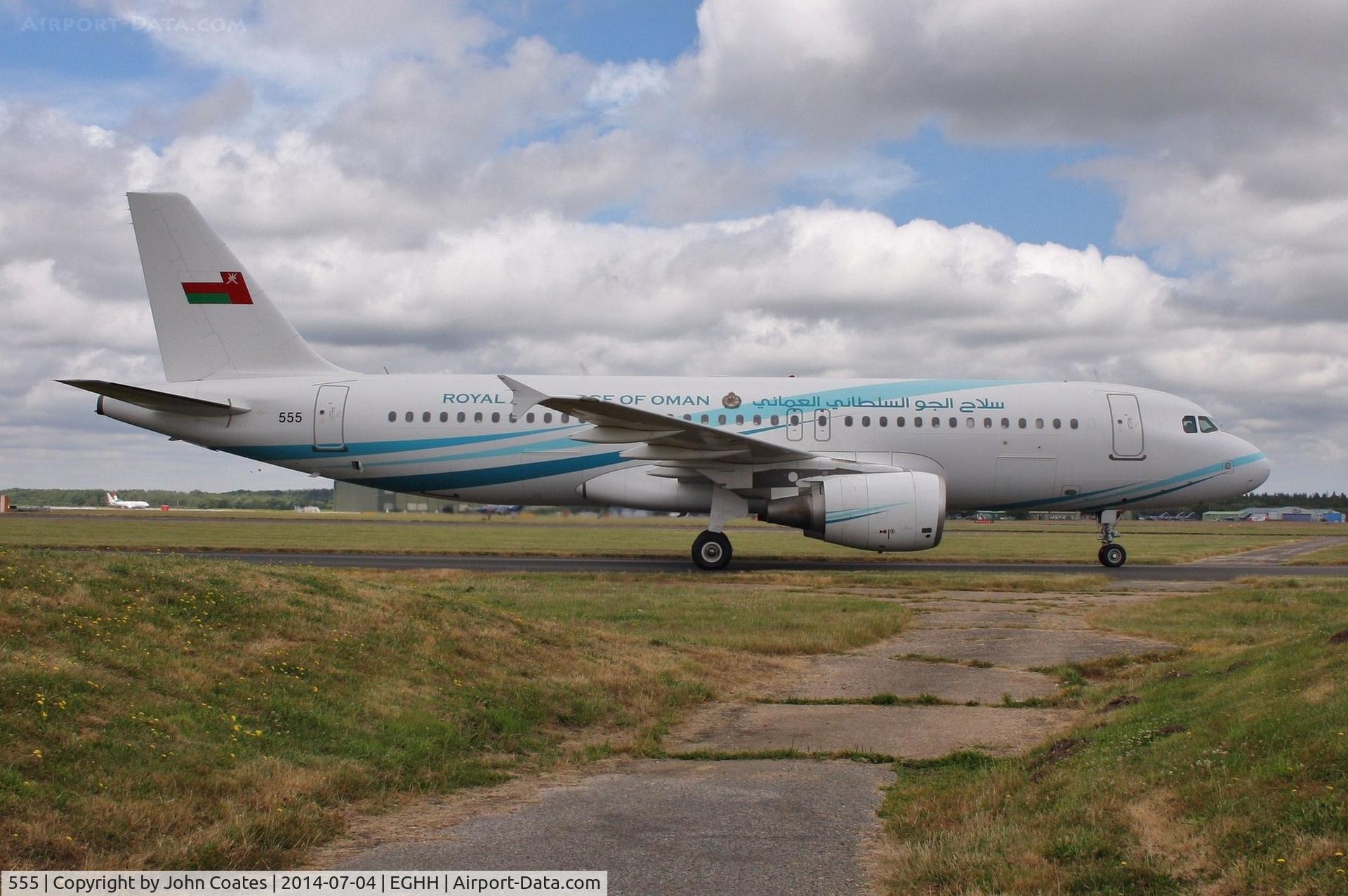 555, 2009 Airbus ACJ320 (A320-214/CJ) C/N 4117, Taxiing to stand