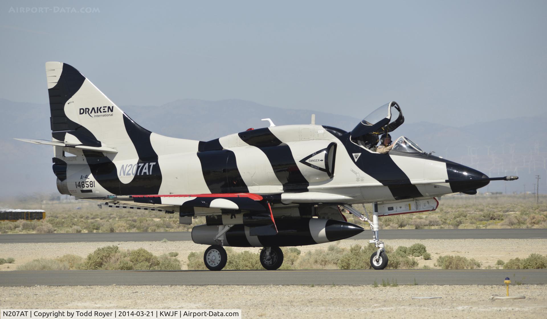 N207AT, 1961 Douglas A-4L (A4D-2N) C/N 12774, Taxiing to parking at Fox Field