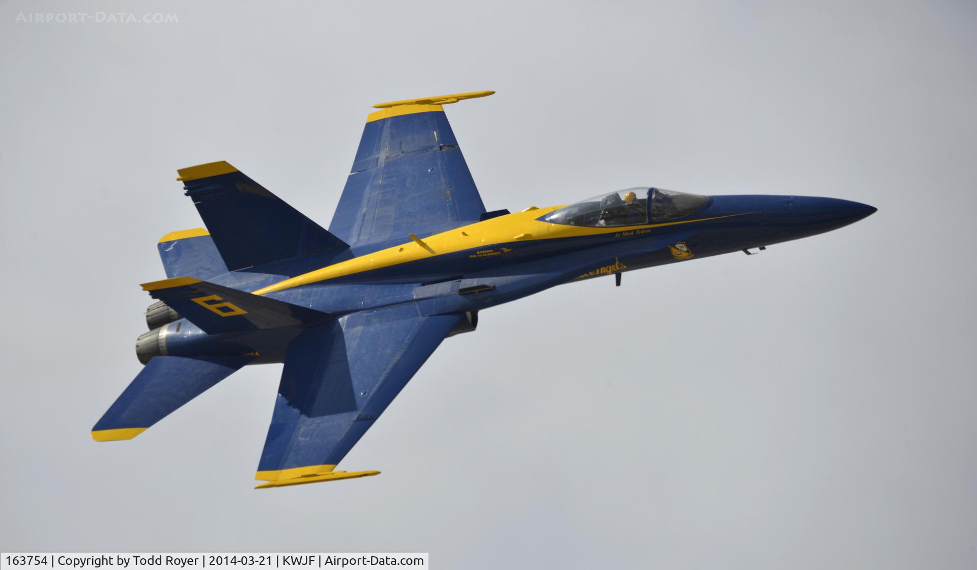 163754, 1989 McDonnell Douglas F/A-18C Hornet C/N 0829/C112, High speed pass