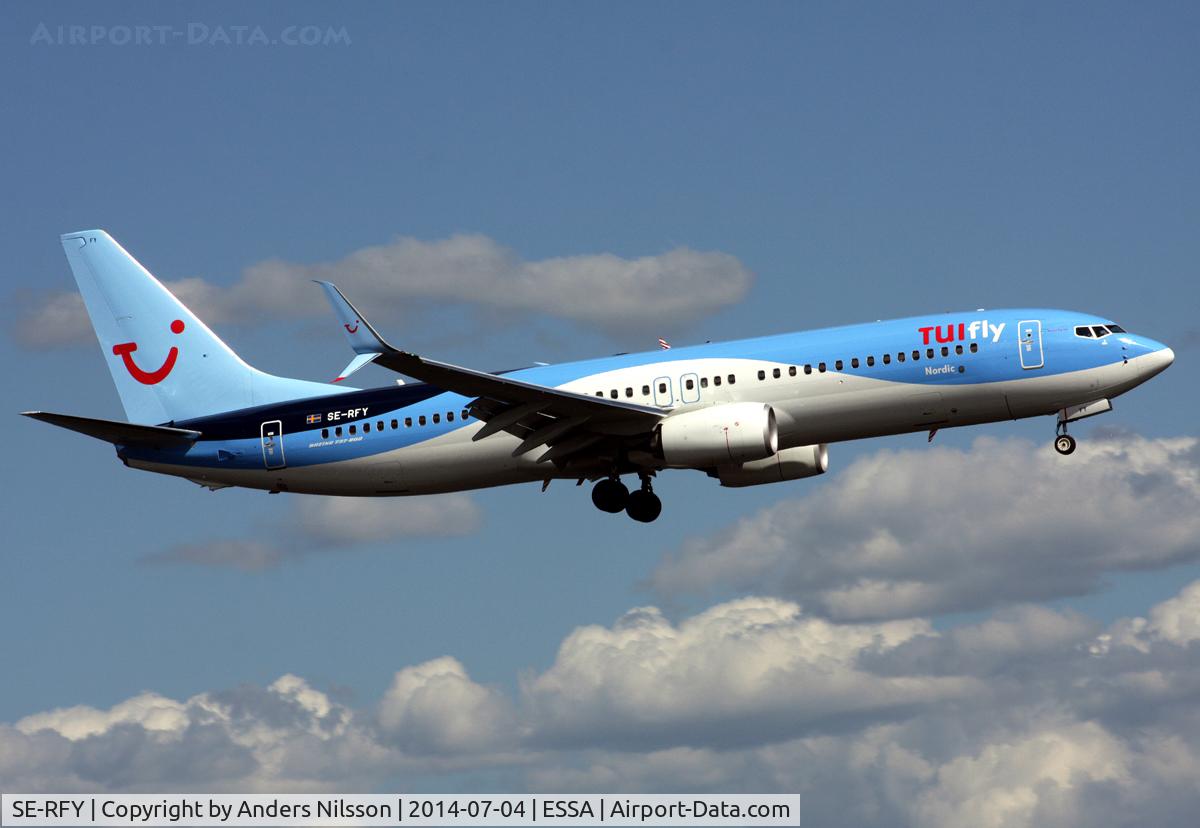 SE-RFY, 2014 Boeing 737-8K5 C/N 44272, On short final for 19L.
