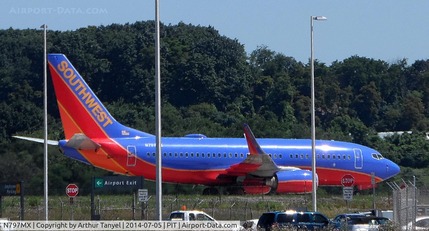 N797MX, 2001 Boeing 737-7H4 C/N 27890, Taxiing after landing @ PIT