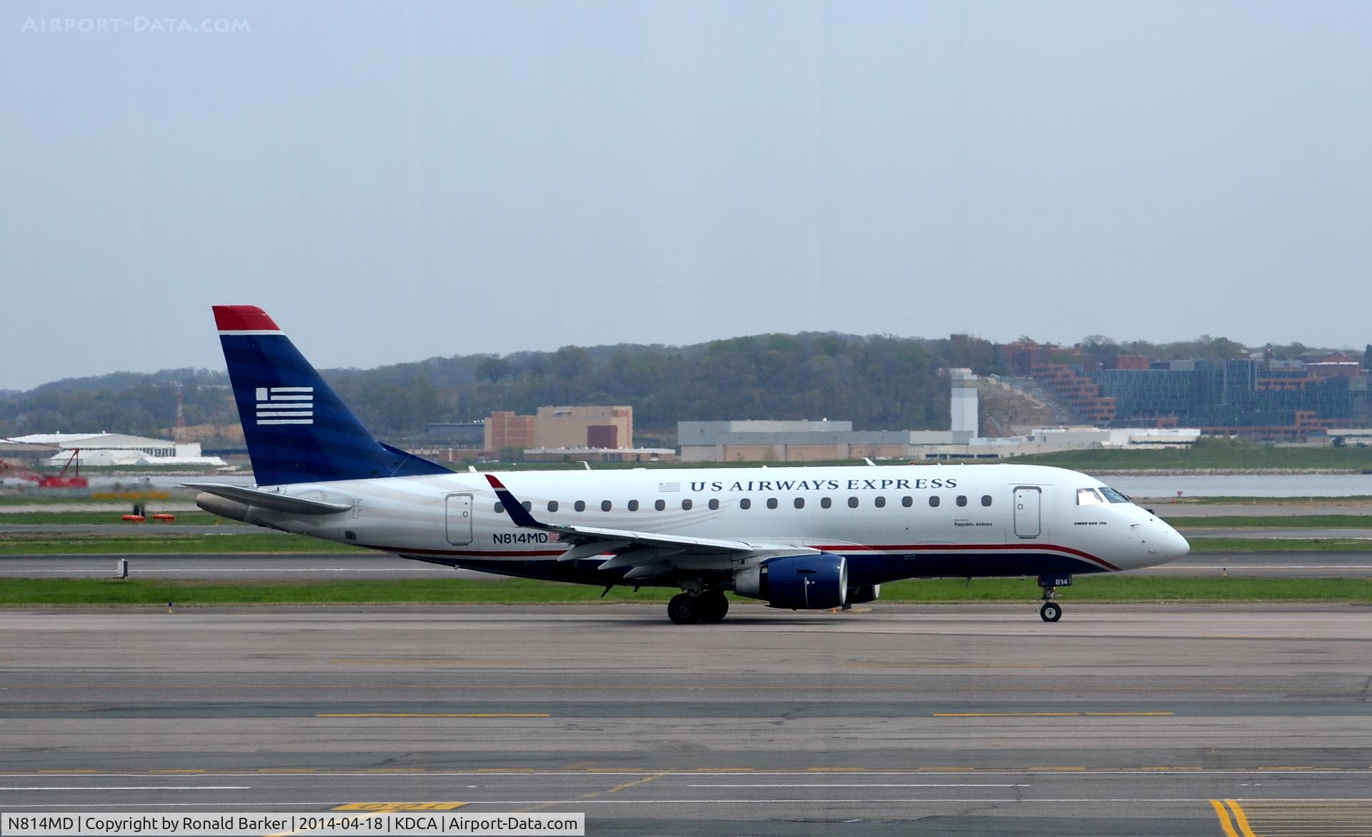 N814MD, 2004 Embraer 170SU (ERJ-170-100SU) C/N 17000033, Taxi National Airport