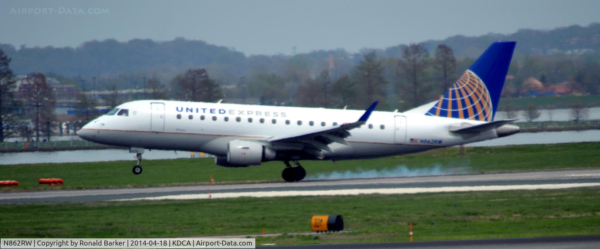 N862RW, 2005 Embraer 170SE (ERJ-170-100SE) C/N 17000098, Landing National Airport