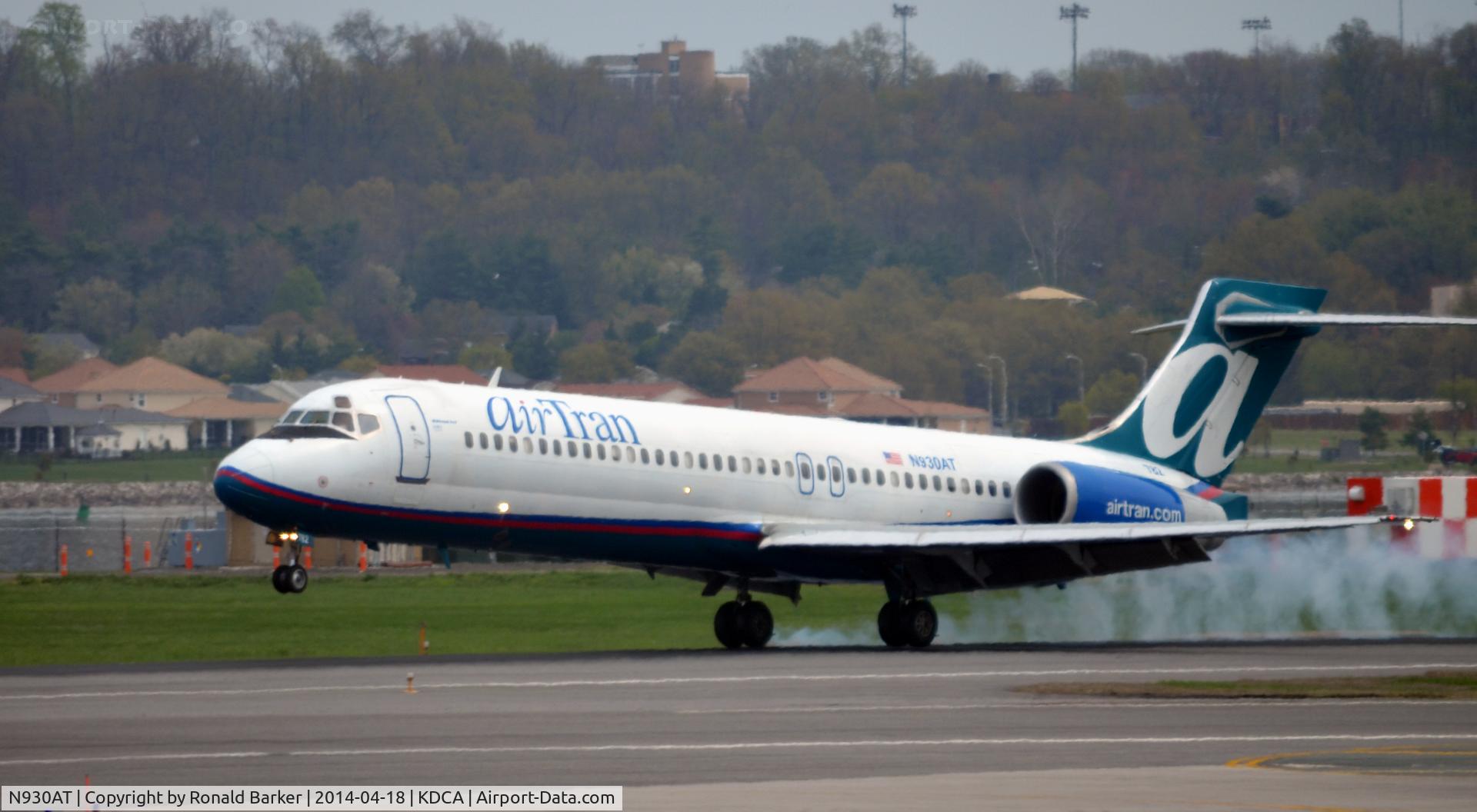 N930AT, 2000 Boeing 717-200 C/N 55072, Landing - touchdown-  National Airport