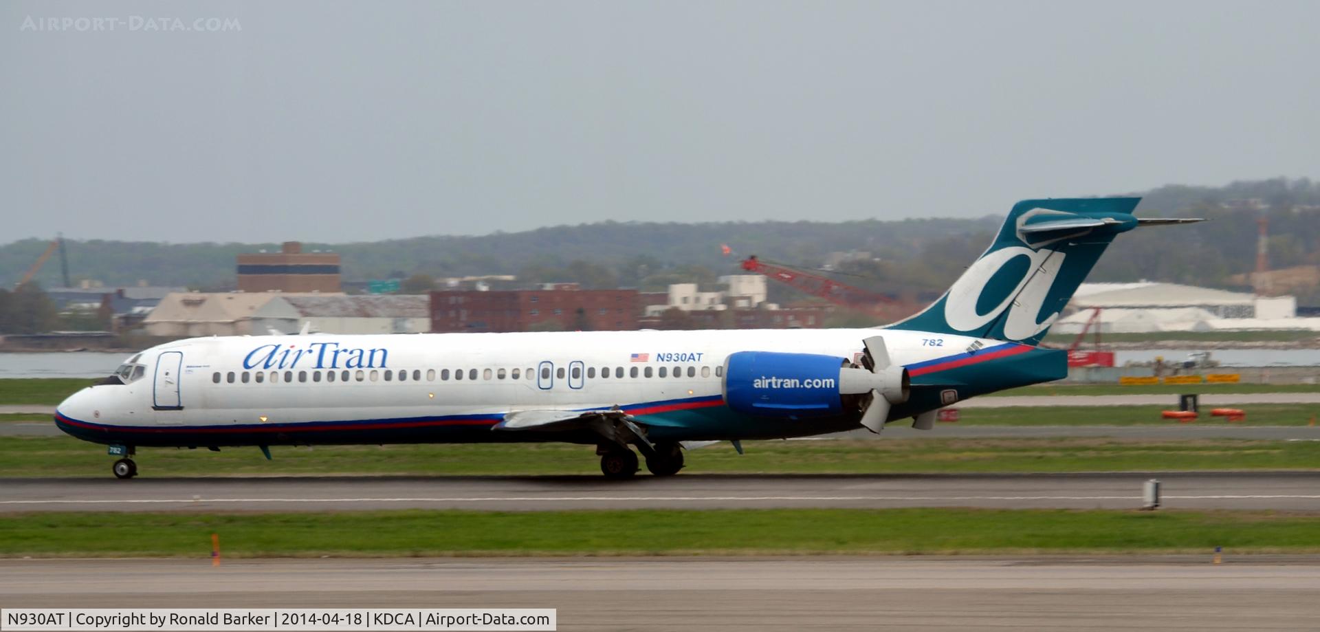 N930AT, 2000 Boeing 717-200 C/N 55072, Landing rollout National Airport