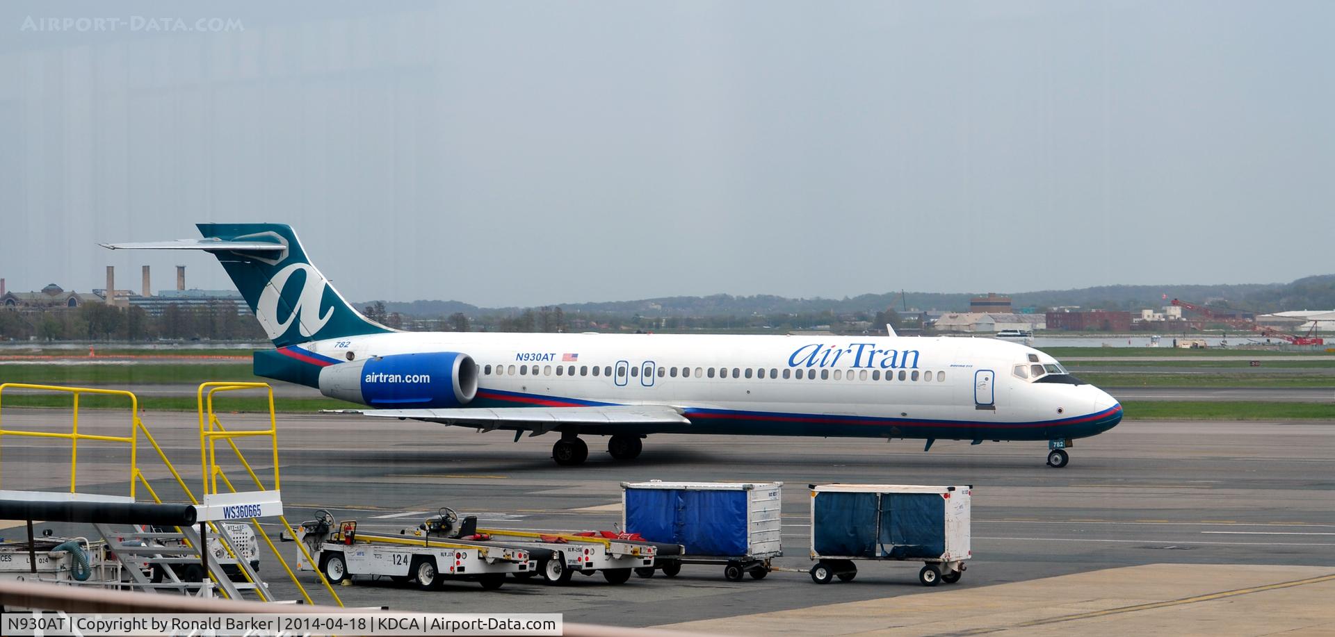 N930AT, 2000 Boeing 717-200 C/N 55072, Taxi to park National Airport