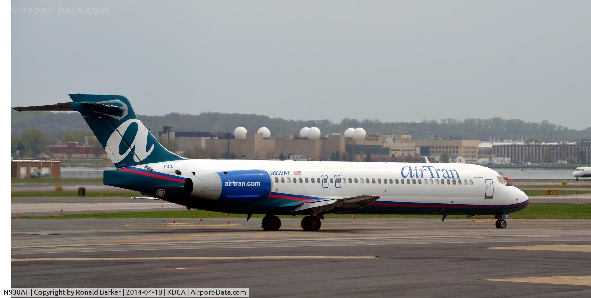 N930AT, 2000 Boeing 717-200 C/N 55072, Taxi to parking National Airport
