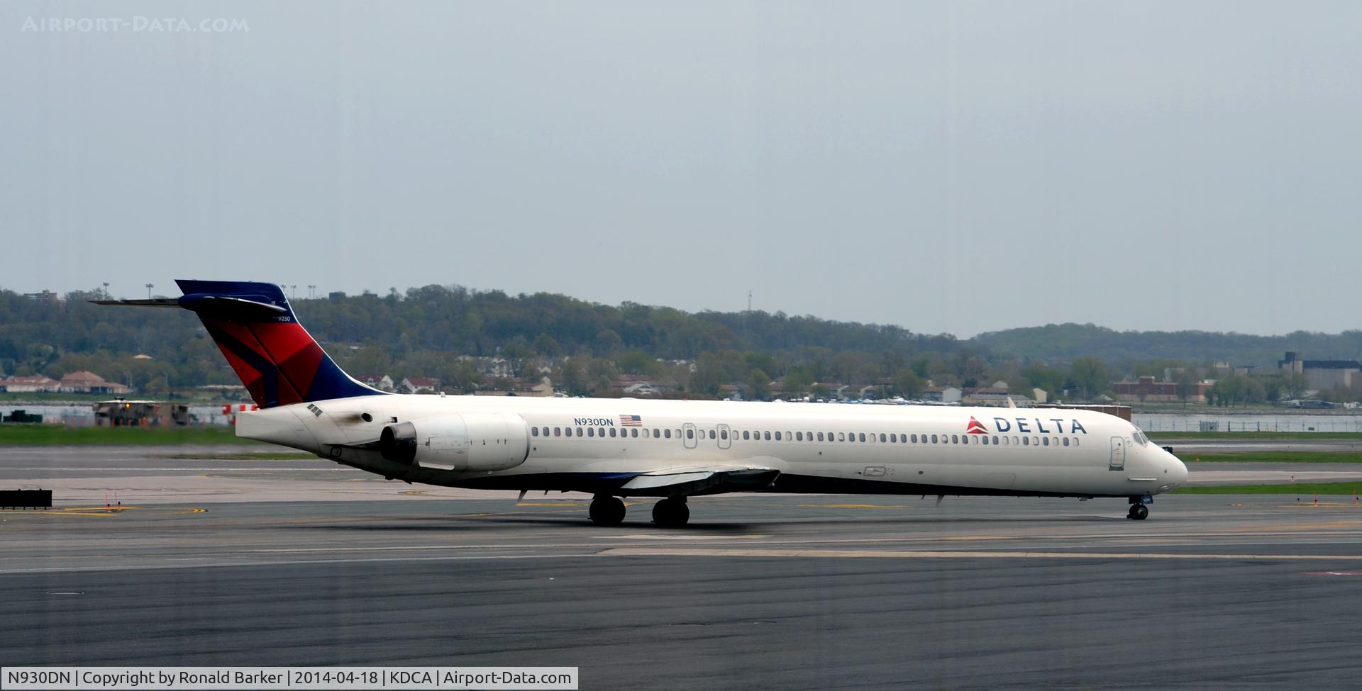 N930DN, 1996 McDonnell Douglas MD-90-30 C/N 53458, Taxi to takeoff National Airport