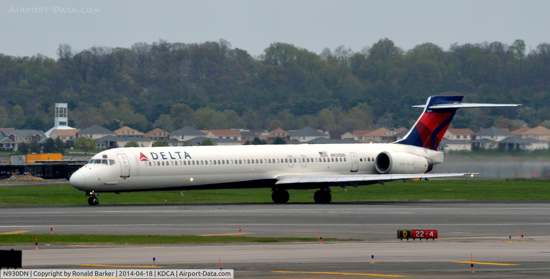 N930DN, 1996 McDonnell Douglas MD-90-30 C/N 53458, Takeoff National Airport
