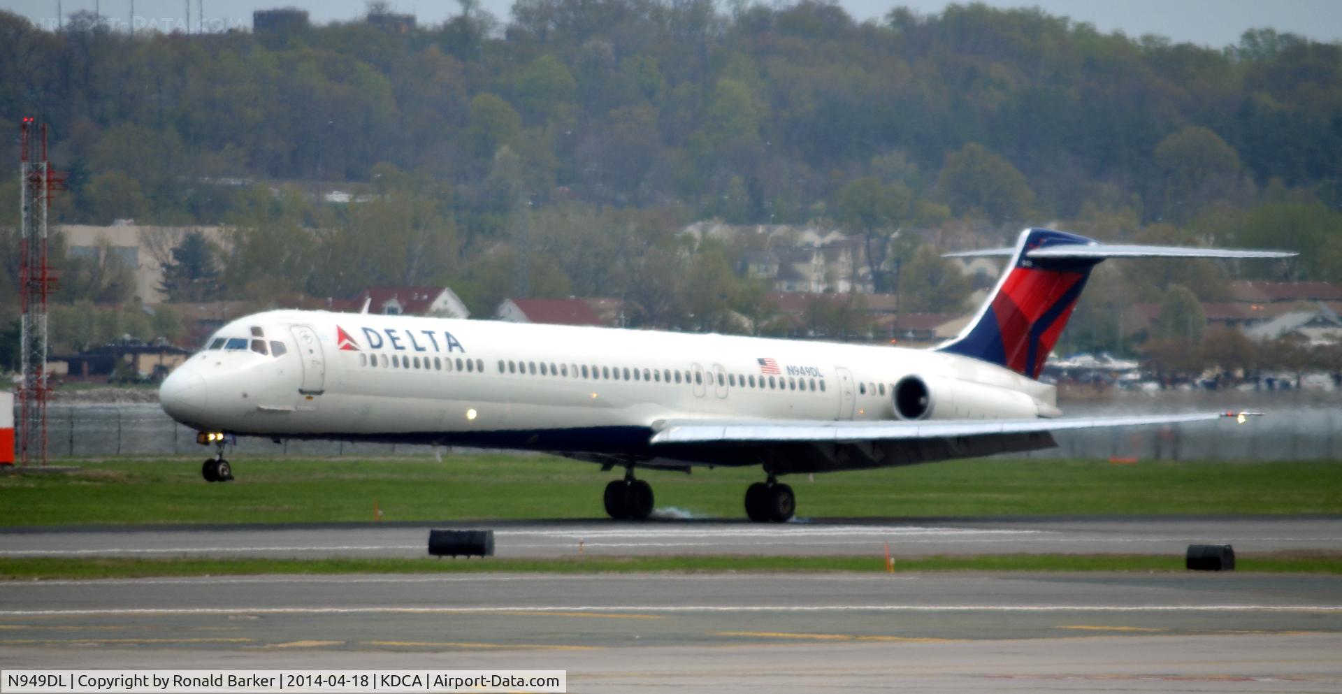 N949DL, 1990 McDonnell Douglas MD-88 C/N 49880, Landing National Airport